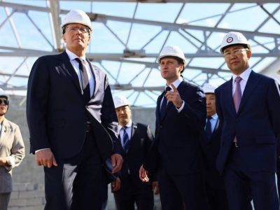 Дмитрий Чернышенко осмотрел ход строительства крытого ледового катка в Якутске