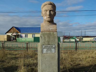 Памятный знак в честь Широких-Полянского Сергея Юльевича, военного комиссара Вооруженных сил Якутской губернии