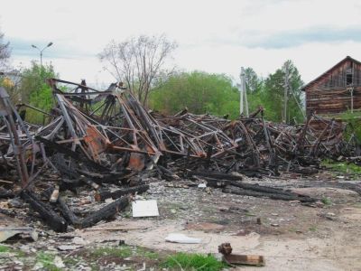 Поселок пустующих домов: почему в Серебряном Бору не сносят старые постройки