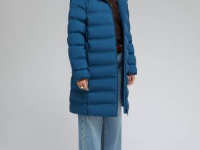 Утепленное пальто с капюшоном