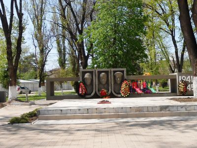 Братская могила 246 советских воинов, погибших в боях с фашистскими захватчиками