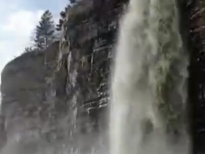 Видеофакт. В Хангаласском районе Якутии на скалистом берегу реки образовался водопад