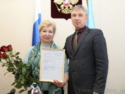 Глава Удачного вручил жительнице города сертификат на приобретение жилья «на материке»