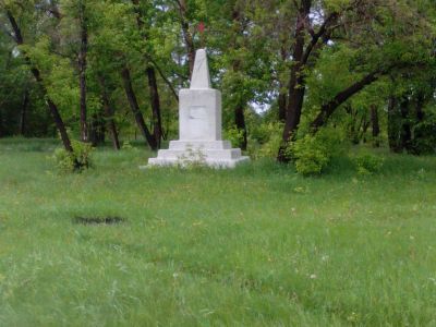 Братская могила трех погибших партизан