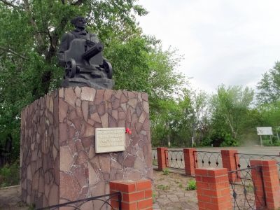 Памятник «Пулеметчик» (ск. В.Маганов, камень, бронза)