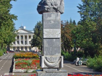 Памятник-бюст Нате Бабушкиной – известной советской парашютистке. Скульптор К.И.Блажнов