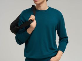 Легкий джемпер полуприлегающего кроя