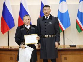 Носителям традиционной культуры вручили стипендии главы Якутии