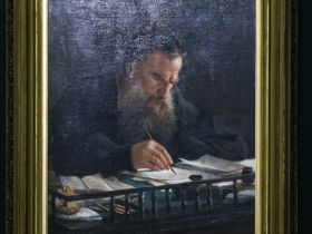 В Якутске открылась выставка «Эволюция образа Толстого: от Ге до Гинцбурга»