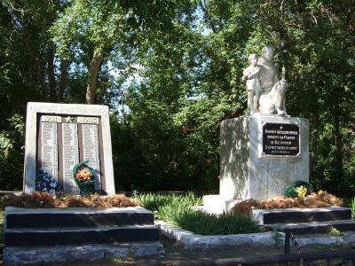 Памятник воинам-односельчанам, погибшим в годы Великой Отечественной войны (1941-1945 гг.)