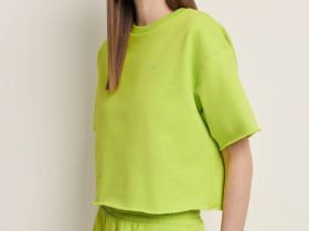 Укороченная футболка с необработанными краями