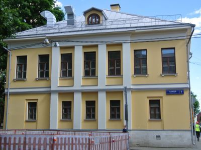 Дом с оградой, первая половина XIX в., в котором бывали у владельца усадьбы А.В.Дашкова его сын, будущий директор Румянцевского музея В.А.Дашков, и зять художник, вице-президент Академии художеств Г.Г.Гагарин