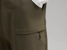 Брюки из технологичной ткани с водоотталкивающими свойствами