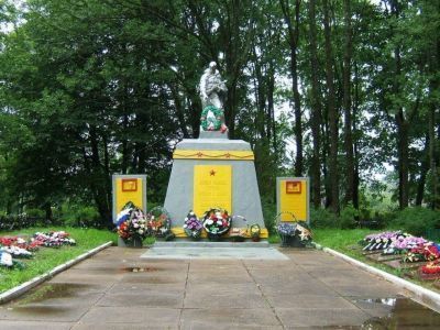 Братское кладбище советских воинов, погибших в боях с фашистами