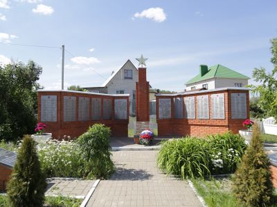 Братская могила советских воинов, погибших в боях с фашистскими захватчиками в 1943 году. Захоронен 161 человек,  установлены имена 155 человек. Обелиск