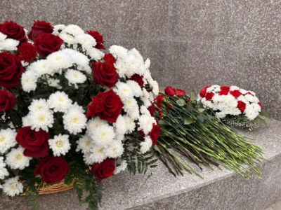 В Якутске состоялось возложение цветов к памятнику матери