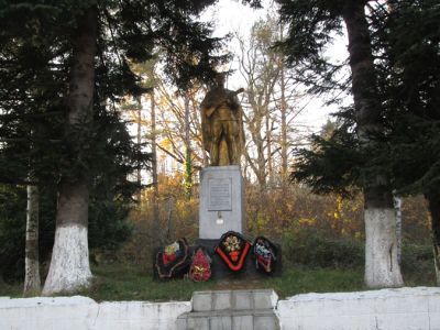 Братская могила советских воинов, погибших в боях с фашистскими захватчиками