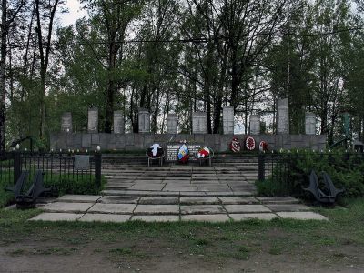 Мемориал летчиков КБФ, погибших в 1941-44 гг., в числе погибших обозначены три Героя Советского Союза: Каштанкин В.Н. (1910-1944), Ломакин А.Г. (1921-1944), Шапкин Н.В. - (1923-1944), базировавшихся на близлежащем полевом аэродроме и погибших в боях над м