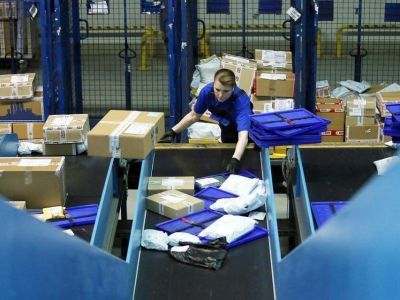 "Почта России" приостанавливает приём отправлений на Украину