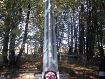 Братская могила 3 советских воинов, погибших в 1943 году в бою с немецко-фашистскими захватчиками