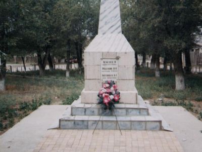 Братская могила, в которой захоронены: Москаленко Г.А. - военком,  Фомин - депутат уездного исполкома, погибшие  в борьбе за Советскую власть в 1918 г., Антюшев - коммунист, убитый кулацкими бандитами при проведении хлебной разверстки в 1919 г.;  Лебедев 