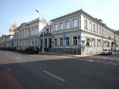 Дом братьев Ивана Александровича и Михаила Александровича Фонвизиных, в котором неоднократно проходили совещания декабристов и где в 1821 г. было принято решение о роспуске Союза благоденствия с целью создания нового тайного общества. Здесь часто жили дек