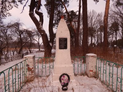 Братская могила 9 советских воинов, погибших в 1943 г. в боях с немецко-фашистскими захватчиками