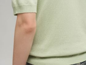 Легкий джемпер полуприлегающего кроя с коротким рукавом