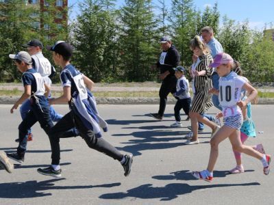 В Удачном семьи вышли на забег