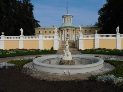 Фонтан Нижней террасы со скульптурной группой "Амуры с дельфинами"
