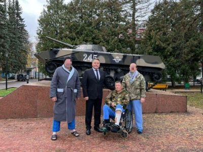 Альберт Семенов навестил якутских добровольцев в военном госпитале