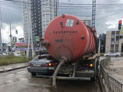 В Якутске откачивают воду с заниженных мест после дождя