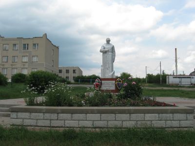 Братская могила советских воинов, погибших в боях с фашистскими захватчиками в 1943 году. Захоронено 5 человек, имена установлены. Обелиск