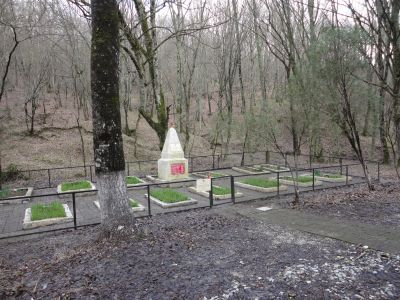 Братское кладбище советских воинов, погибших в боях с фашистскими захватчиками (16 могил)