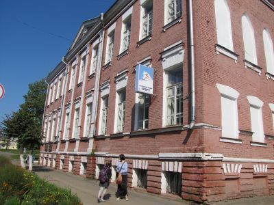 Дом купца Царевитинова, где 1812 г. останавливался М.И. Кутузов (ныне педагогическое училище)» («Средняя школа № 1, в бывшем здании которой в июне 1919 года выступал М.И. Калинин», «Здание школы, где учился Ю.А. Гагарин»)