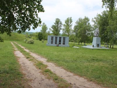Братская могила советских воинов, погибших в боях с фашистскими захватчиками в 1943 году. Захоронено 4 человека, имена установлены. Обелиск