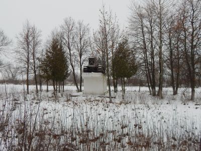 Трактор «ЧТЗ», установленный в честь создания первой в РСФСР Охочевской тракторной колонны