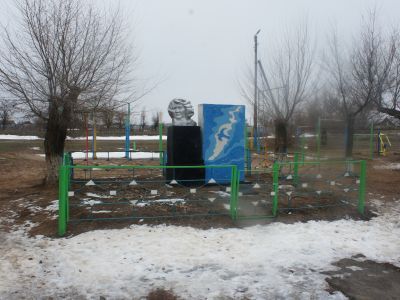 Памятник Т.Хахлыновой