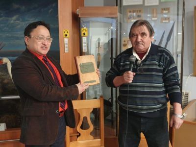 Потомок первопроходца Владимира Атласова передал якутскому архиву раритетное издание