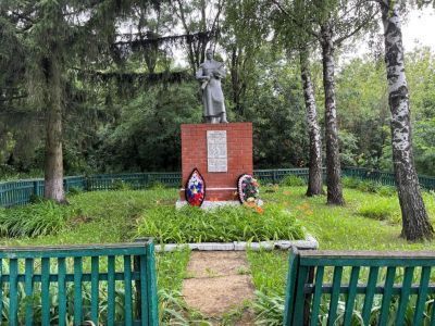 Братская могила воинов Советской Армии, погибших в период Великой Отечественной войны. Захоронено и установлено фамилий на 54 человека. Скульптура установлена в 1966 году