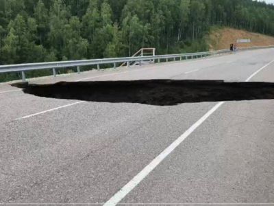 Проезд по трассе «Лена»,  где образовался огромный провал, закрыли до 9 августа