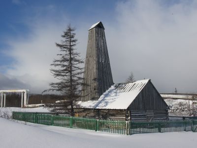 Нефтяная вышка, установленная в 1898 г. на первой нефтяной скважине, которая положила основание развитию нефтепромыслов на Сахалине