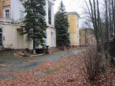 Дворец с оградой