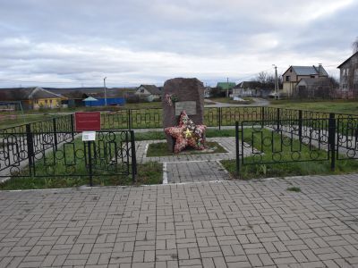 Могила руководителя Мясоедовского комсомольско-молодежного подполья Маши Ушаковой, расстрелянной фашистами в декабре 1941 года