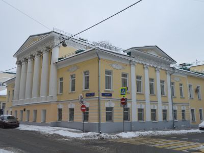 Дом с пилонами ворот