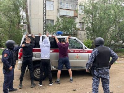 В Якутске задержали группу молодых людей по подозрению в уличном грабеже