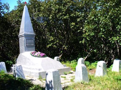 Могила Михаила Семеновича Альперина (1900-1952 гг.) - управляющего Северо-Сахалинским госрыбтрестом, погибшего во время цунами при спасении социалистической собственности