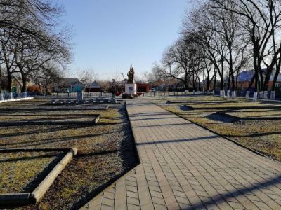 Братское кладбище 1316 мирных жителей и советских воинов, погибших в боях с фашистскими захватчиками (9 могил)