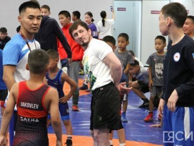 Выпускники игр «Дети Азии» провели мастер-класс для юных борцов Якутии
