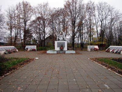 Братское захоронение советских воинов, погибших в 1941-44 гг.